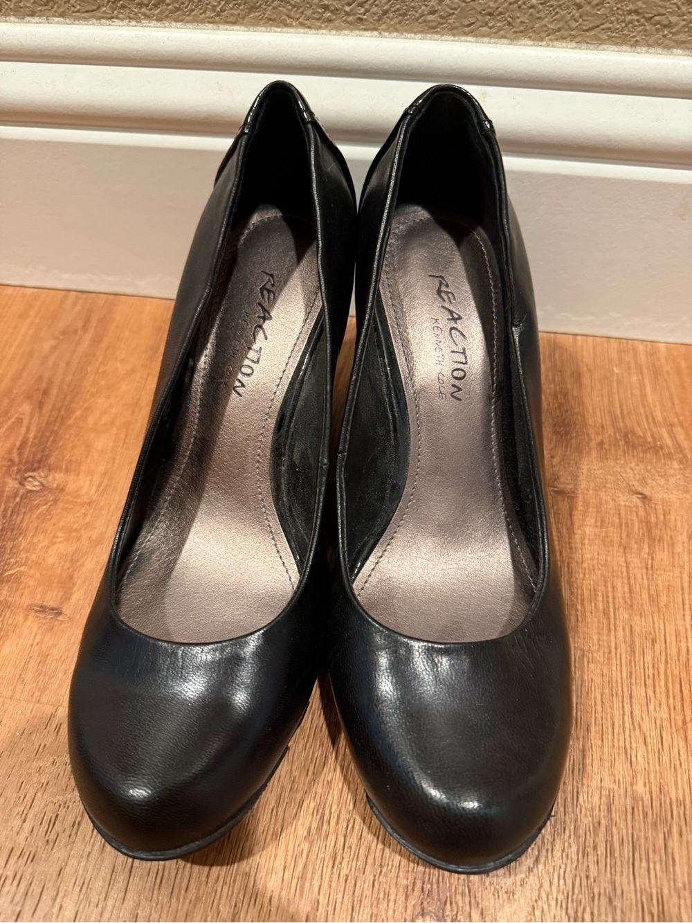 Reaction Kenneth Cole Black Round-Toe Leather Pumps